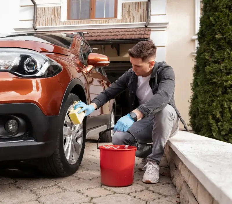 Lavage auto à domicile Le Cayrol : professionnel intervenant sur un véhicule
